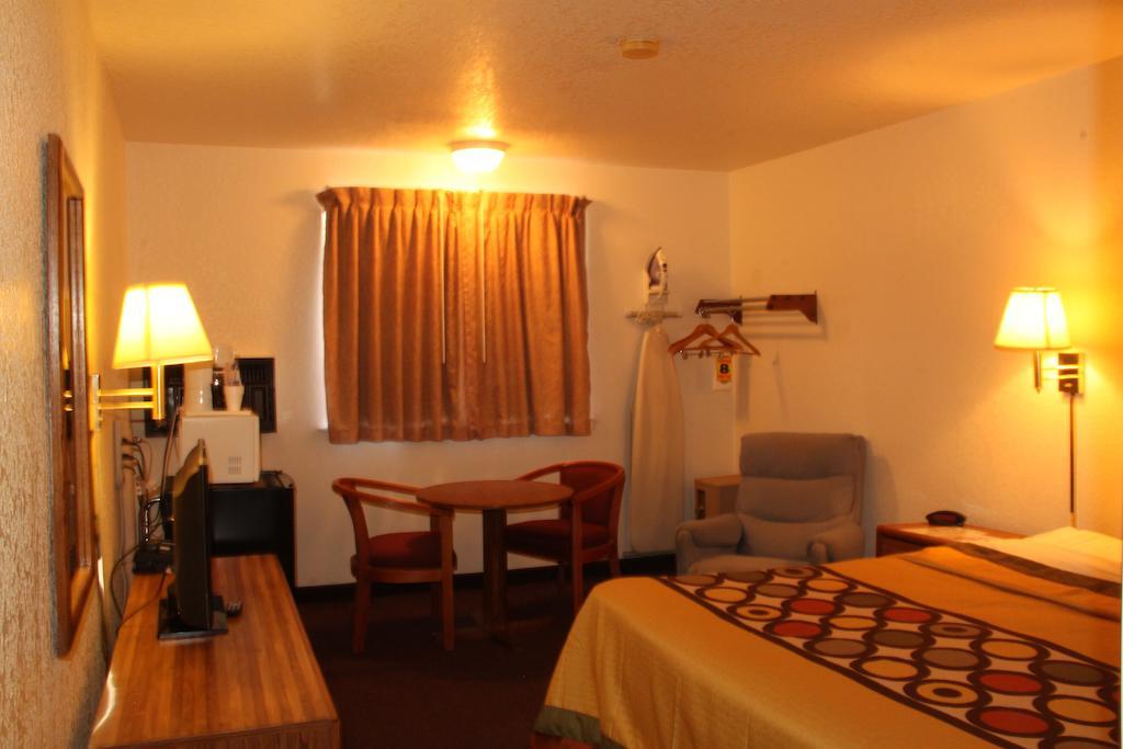 Super 8 By Wyndham Ruidoso Motel Phòng bức ảnh